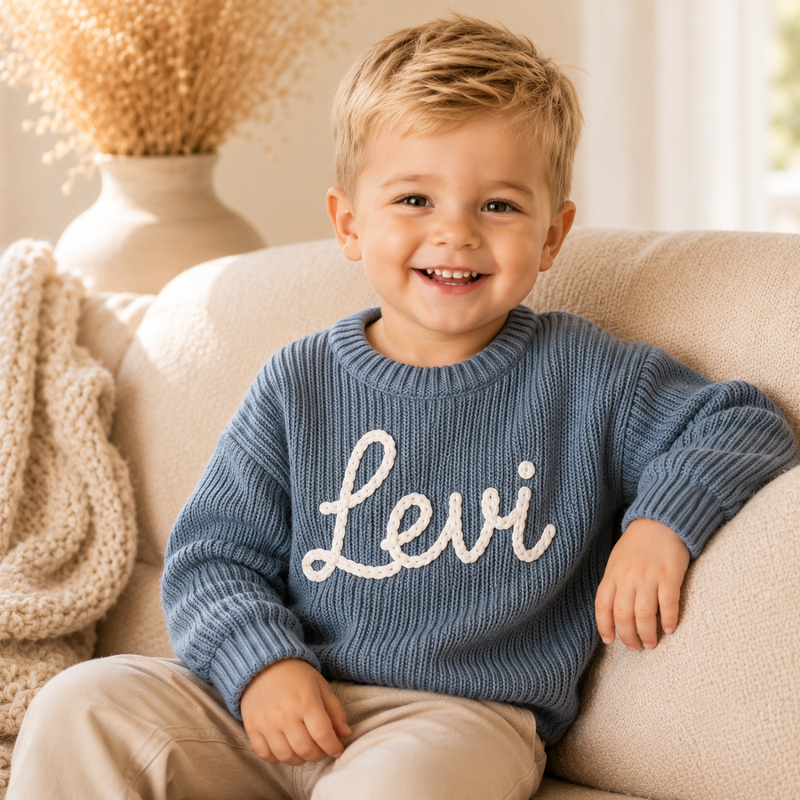 Pull bébé avec prénom — tricoté à la main et personnalisé