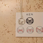 Pendentif rond avec les lettres du prénom superposées