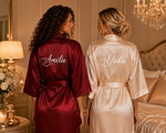 Peignoirs en satin personnalisés avec prénom, coloris bordeaux et champagne doré