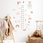 Toise murale autocollante dans une chambre d'enfant