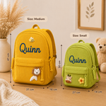 Comparatif des tailles du sac à dos prénom en velours côtelé : taille M 41x31x16 cm et taille S 30x27x14 cm