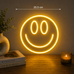 Néon smiley jaune accroché au mur