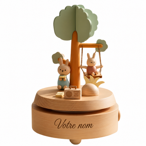 Boîte à musique en bois avec prénom gravé sur le socle