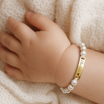 Bracelet prénom porté au poignet de bébé