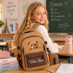 Sac à dos ours personnalisé porté par une enfant