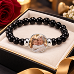 Bracelet élastique en perles noires porté au poignet