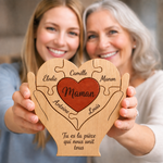 Puzzle familial en bois en forme de cœur, tenu par deux personnes