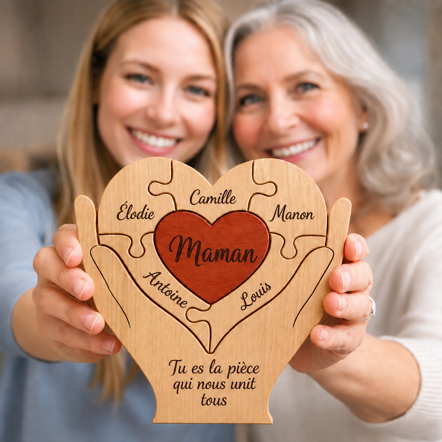 Puzzle familial en bois en forme de cœur, tenu par deux personnes