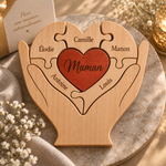 Puzzle familial en bois avec prénoms gravés, posé sur une table