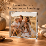 Plaque en acrylique avec photo, posée sur un meuble