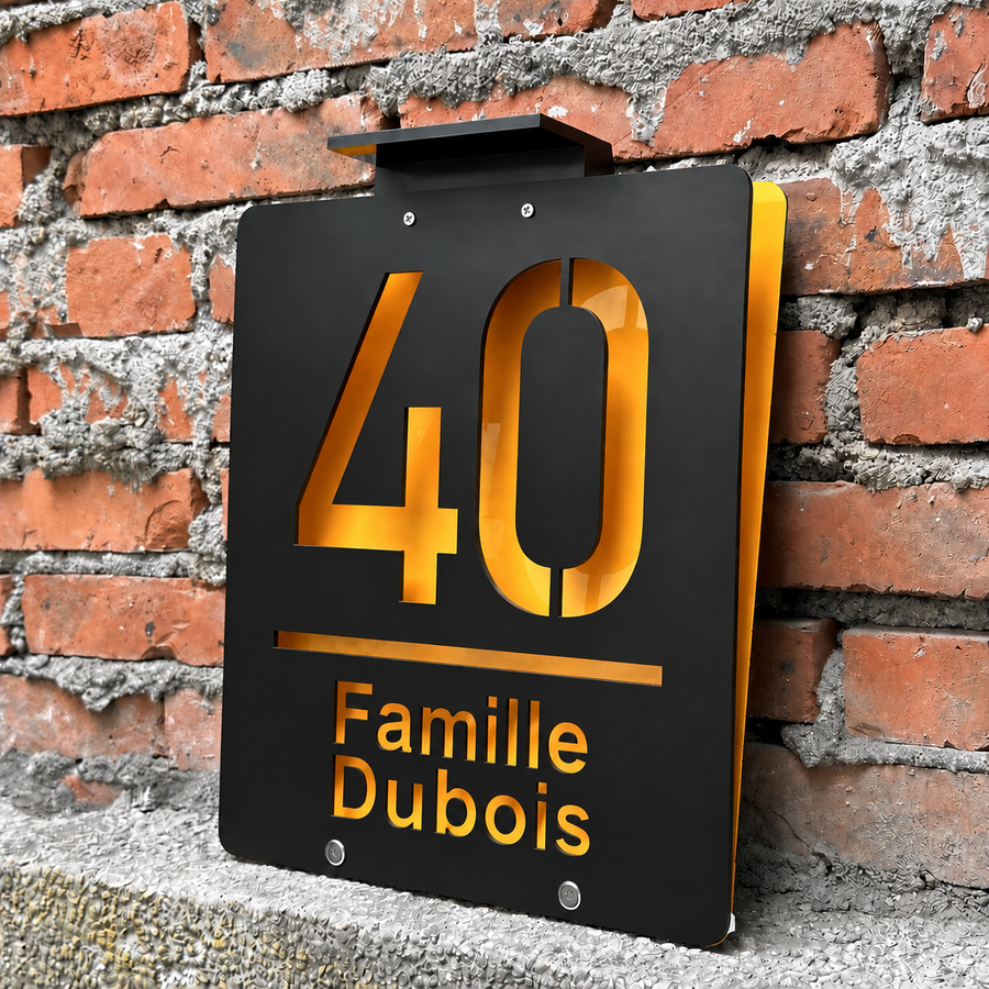 Plaque de maison solaire avec numéro et nom, sur un mur en briques