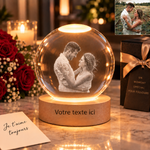 Boule de cristal photo allumée sur son socle LED en bois