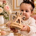 Enfant qui joue avec la boîte à musique manège en bois