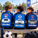 Sac à dos club de football personnalisé avec prénom – OL, OM et PSG portés par des enfants sur le terrain