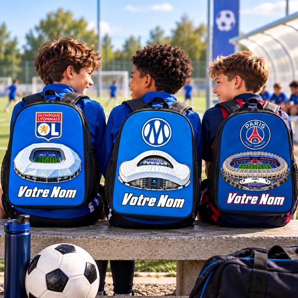 Sac à dos club de football personnalisé avec prénom – OL, OM et PSG portés par des enfants sur le terrain