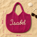 Détail de la broderie du prénom sur la maille crochée