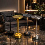 Lampe de table LED sans fil en aluminium allumée